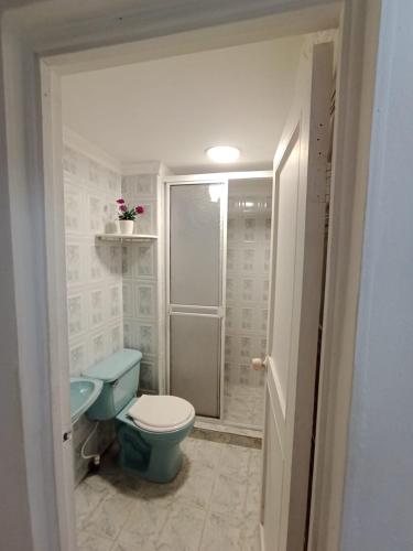 a bathroom with a blue toilet and a sink at Apto Marbella in Cartagena de Indias