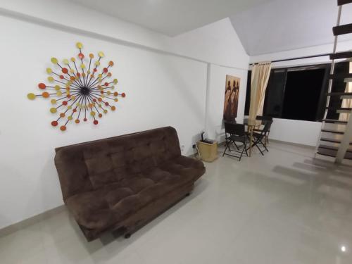 een woonkamer met een bruine bank in een kamer bij Apto Marbella in Cartagena