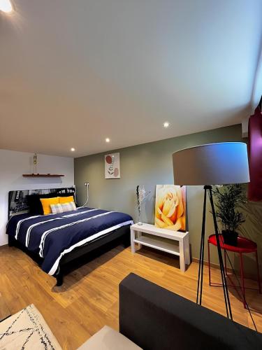 - une chambre avec un lit et une lampe dans l'établissement Logement entier, à Bourges