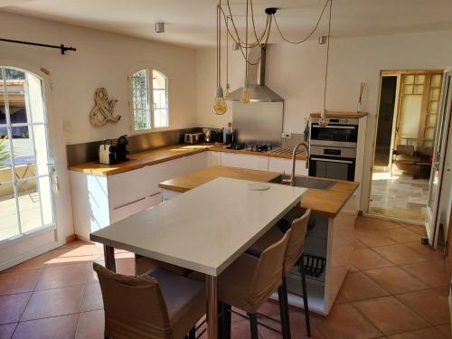 a kitchen with a table and chairs in it at Air-conditioned villa with heated pool, Luberon, in Puget - 10 people in Puget