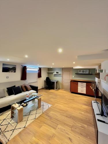 un salon avec un canapé et une table dans l'établissement Logement entier, à Bourges