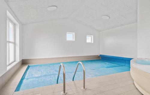 Πισίνα στο ή κοντά στο Nice Home In Frøstrup With Kitchen