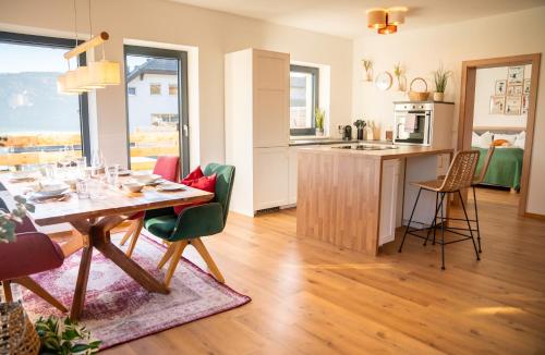 a kitchen and dining room with a table and chairs at Höhenweg Appartement & Ferienwohnung in Mariapfarr
