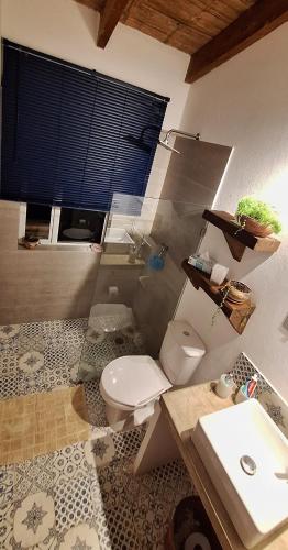 ein Badezimmer mit Toilette und Waschbecken in der Unterkunft Casa Camprestre Hika in Machetá