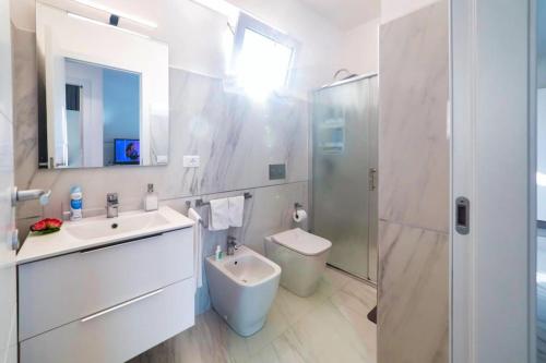a bathroom with a toilet and a sink and a shower at Villa Regina di Marzamemi in San Lorenzo