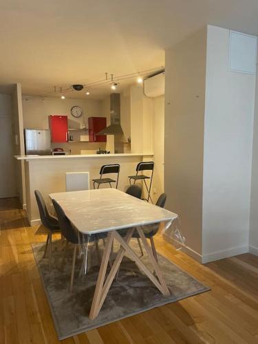 - une table et des chaises dans une pièce avec cuisine dans l'établissement Appartement Grand T2 Hypercentre, à Bordeaux