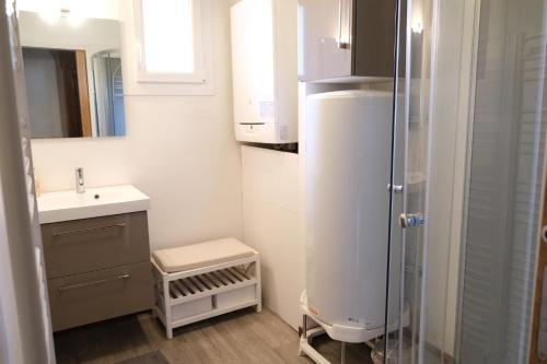 La petite salle de bains est pourvue d'un évier et d'un réfrigérateur. dans l'établissement Typical farm with private pool close to the Ventoux 8 persons, à Althen-des-Paluds