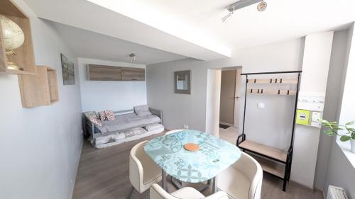 un petit salon avec une table et un canapé dans l'établissement Appartement 2 CHAMBRES meuble a saix 48 m2 avec COUR, à Saix
