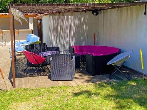 Gambar di galeri bagi Nice house with private-pool situated in the heart of the Luberon di Maubec