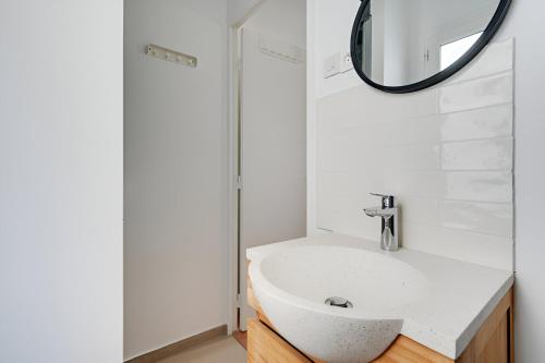 une salle de bain avec un lavabo blanc et un miroir dans l'établissement 137-Suite Ella Great 1 BDR APT centre de Paris, à Paris