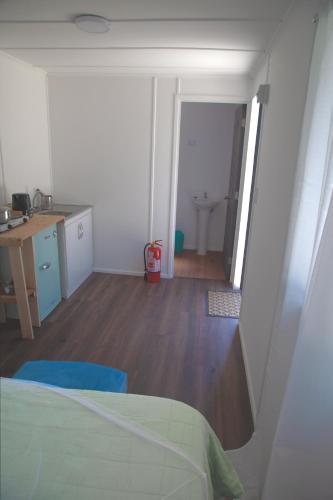 a room with a bed and a desk and a bathroom at ALME cabañas Olmué in Olmué