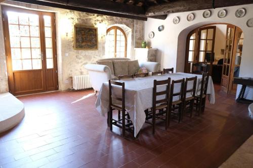 typical mas provençal with swimming pool in a small hamlet near mouriès in the alpilles in provence- 8 personsにあるシーティングエリア