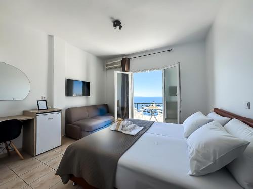 Postel nebo postele na pokoji v ubytování Andros Seaview Hotel