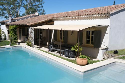 une villa avec piscine devant une maison dans l'établissement Family house with private pool in the countryside of Les Taillades, in the Luberon Park, à Les Taillades