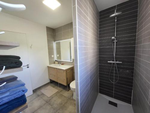Ένα μπάνιο στο Pleasant detached villa with private swimming pool for 6 people in Lauris - Luberon.