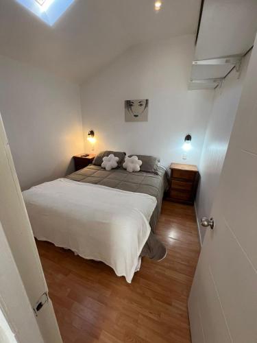 Llit o llits en una habitació de Departamentos Egaña