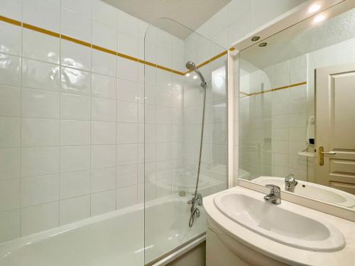 une salle de bain avec une baignoire, un lavabo et une douche dans l'établissement Appartement cosy avec piscine, animaux admis et parking à Flumet - FR-1-505-206, à Flumet