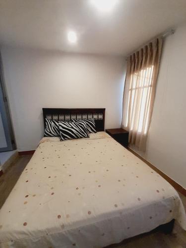 a bedroom with a large bed in a room at DEPA CAMa QUEEN in Huancayo