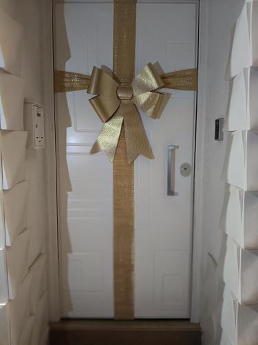 a bow on the door of a white door at B&B Villa Soleil in Vibo Valentia