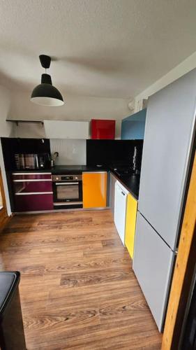 - une cuisine dotée de parquet dans l'établissement Bel appartement 3 chambres plein sud, à Bourg-Saint-Maurice