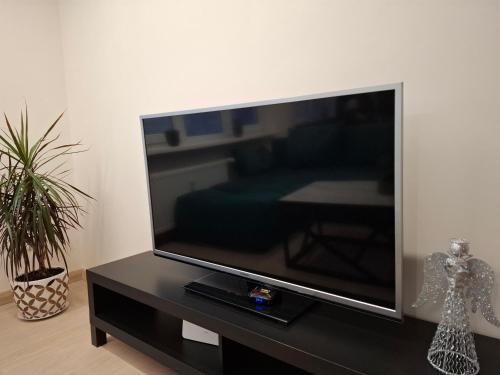Μια τηλεόραση ή/και κέντρο ψυχαγωγίας στο Žemaičių g apartamentai