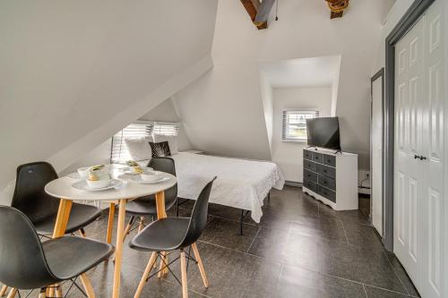 Ένα ή περισσότερα κρεβάτια σε δωμάτιο στο Steps to Beach Couples Retreat in Ocean City!