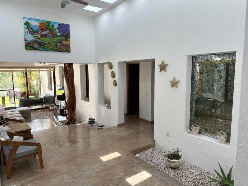 a living room with white walls and a fireplace at Casa VIP con la mejor vista de Lomas de Cocoyoc in Texcalpan