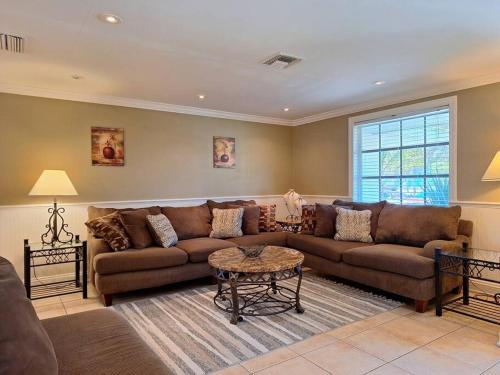 Et opholdsområde på Vacation Home on Alligator Drive