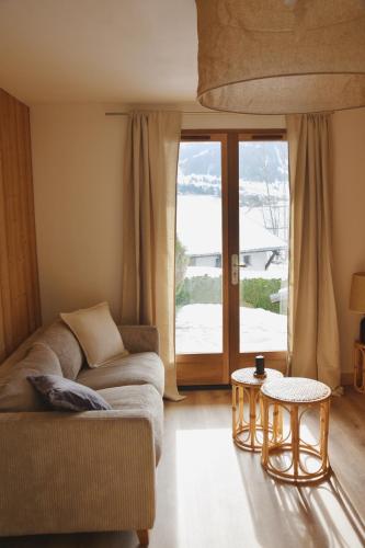 un salon avec un canapé et une table dans l'établissement Chez Colette - Appartement à la montagne, à Demi-Quartier