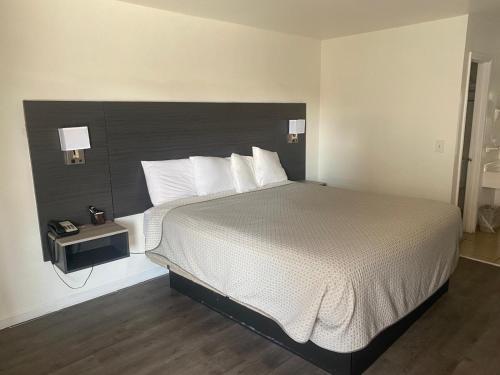 Ένα ή περισσότερα κρεβάτια σε δωμάτιο στο Windsor Inn Lake Havasu City