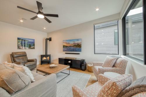 Ruang duduk di Lightning Run at Palisades - 3 BR 3 BA Condo steps to Palisades Tahoe- Ski Shuttle