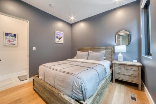 Katil atau katil-katil dalam bilik di Lightning Run at Palisades - 3 BR 3 BA Condo steps to Palisades Tahoe- Ski Shuttle