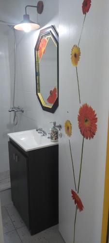 Et badeværelse på Casa EL HORNERO 1 con cochera en gran Mendoza