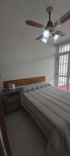 En eller flere senge i et værelse på Casa EL HORNERO 1 con cochera en gran Mendoza