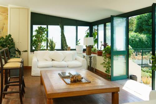 ein Wohnzimmer mit einer weißen Couch und einem Tisch in der Unterkunft Villa Mara Appia antica in Rom