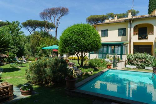 ein Haus mit einem Swimmingpool im Hof in der Unterkunft Villa Mara Appia antica in Rom