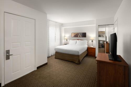 Katil atau katil-katil dalam bilik di TownePlace Suites by Marriott Seattle Southcenter