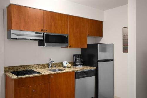 Dapur atau dapur kecil di TownePlace Suites by Marriott Seattle Southcenter