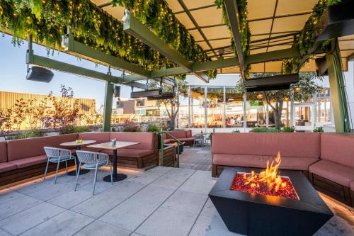 Ruang duduk di Halcyon - A Hotel in Cherry Creek