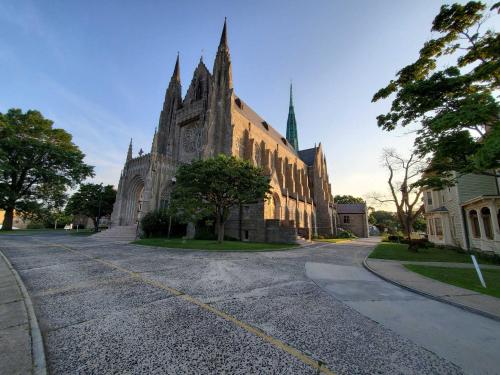 an empty street in front of a church at Sunshine Room by harbor downtown beach I-95&Train in Stamford