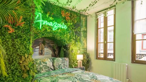 une chambre avec un mur vert recouvert de plantes dans l'établissement Amazonia 1 - Hypercentre - 2 pers, à Troyes