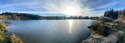 a view of a lake with the sun in the sky at Evas Boutique Alm in Kloster