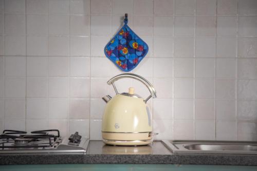 a tea kettle is sitting on a kitchen counter at Casa Petito - Casa Vacanze in Giugliano in Campania
