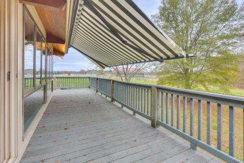 Μπαλκόνι ή βεράντα στο Secluded Countryside Home with Deck in Siler City