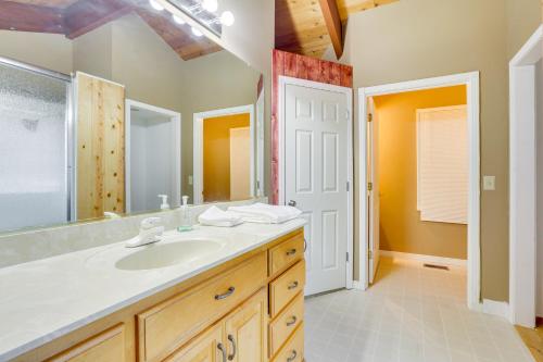 Ένα μπάνιο στο Secluded Countryside Home with Deck in Siler City