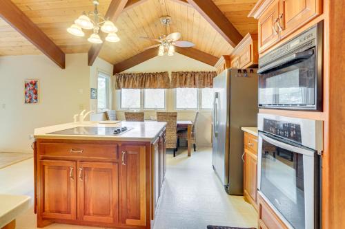 Η κουζίνα ή μικρή κουζίνα στο Secluded Countryside Home with Deck in Siler City
