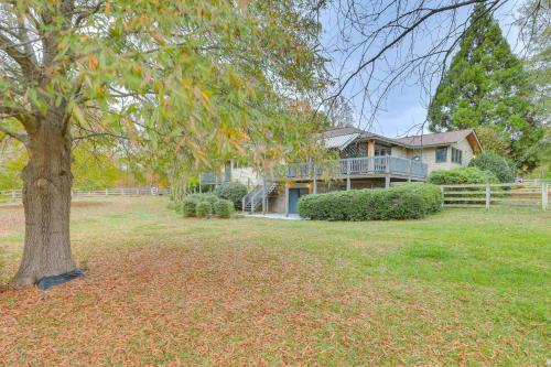 Κήπος έξω από το Secluded Countryside Home with Deck in Siler City