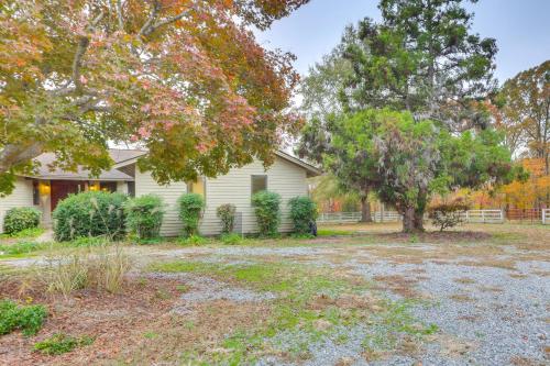 Κήπος έξω από το Secluded Countryside Home with Deck in Siler City