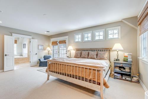 1 dormitorio grande con 1 cama grande y ventanas en Walk to DU, Dining and Parks Spacious Denver Home!, en Denver