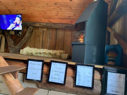 Televisyen dan/atau pusat hiburan di Chalé dos Alves